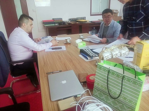 Latest company news about Pelanggan Eropa mengunjungi pabrik dan menegosiasikan kerja sama