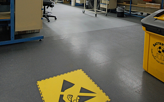 Kelas Bfl Anti Static Flooring Tile 6,5mm Tekstur ESD Interlocking Floor Tile